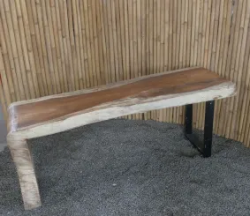 Einzigartiger Tisch aus einem Stück Suarholz, einschließlich des Teils der Wurzel als Fuß, ca. 195cm Länge, 75cm Breite und 75cm Höhe. 